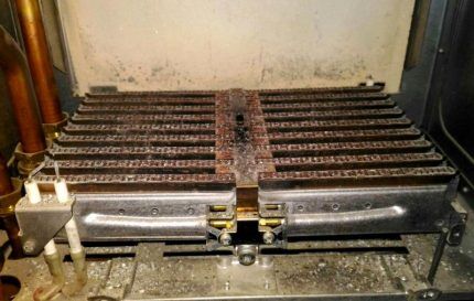 Покрытый накипью теплообменник котла Будерус Покрытый накипью теплообменник котла Будерус