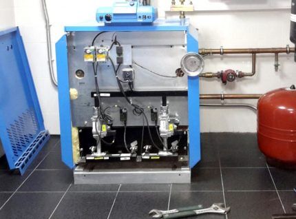 Газовый котел со снятой облицовкой Газовый котел со снятой облицовкой