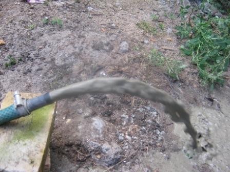 После бурения скважины воду откачивают