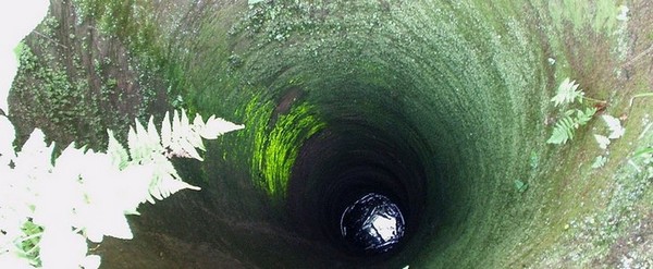 Запущенный источник воды