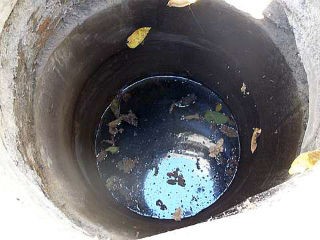 Грязная вода в незакрытом колодце