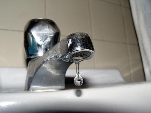 Вода, капающая из крана