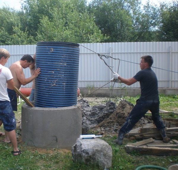 Углубление колодца пластиковой трубой 